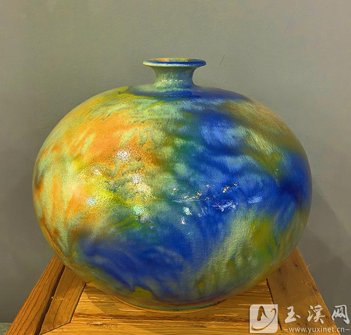 被國(guó)家博物館收藏的舒文照陶瓷作品《玄彩·天球瓶》。（圖片由舒文照提供）