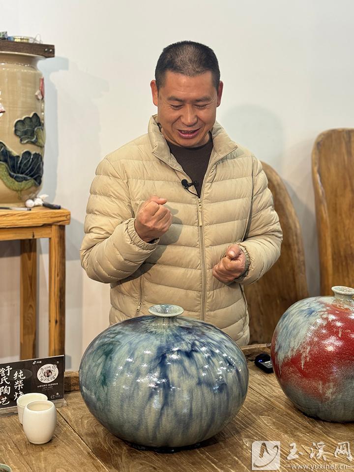 舒文照講述天球瓶的文化內(nèi)涵。