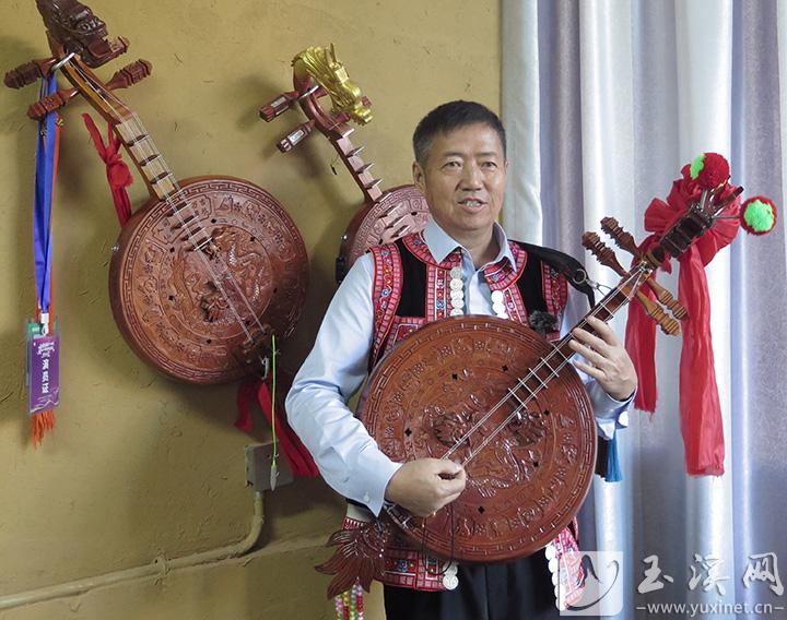 徐寶安彈奏自己制作的四弦。