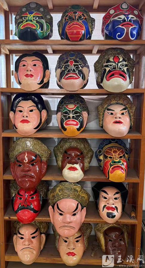 張鴻坤制作好的面具色彩鮮明、神態(tài)各異。