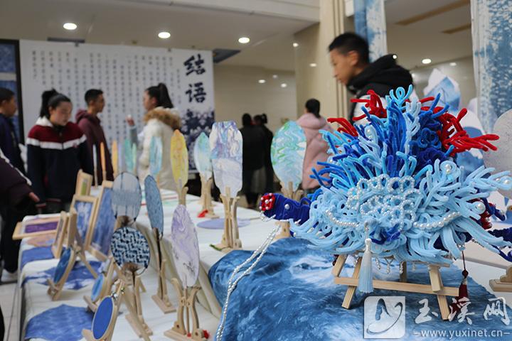 扎染作品在藍白交織間流淌出民間工藝的智慧與詩意。